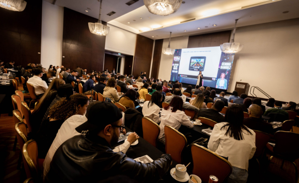 Fotografía de Gemma Ramírez durante su conferencia ante un auditorio lleno, en un evento de Charlas Motivacionales Latinoamérica.