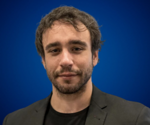 Jesús Matos es un referente en el ámbito de la gestión emocional y el bienestar psicológico. Como psicólogo, conferencista y autor, ha ayudado a miles de personas a mejorar su calidad de vida a través de estrategias basadas en la ciencia. Su trabajo combina divulgación, formación y práctica clínica, consolidándolo como una de las voces más influyentes en salud mental en el mundo hispanohablante.