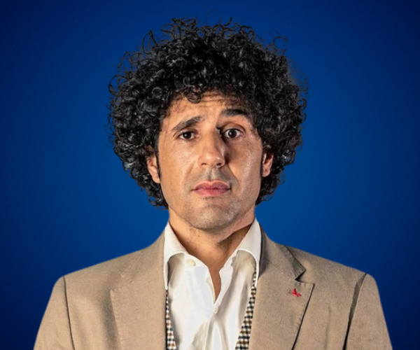 La magia no solo está en los trucos, sino en la forma en que nos conectamos con los demás. Miguel de Lucas ha perfeccionado esta habilidad, combinando ilusión, motivación e inteligencia emocional para inspirar a personas y empresas. Como presentador de televisión, conferencista y experto en comunicación, su impacto va mucho más allá del escenario.