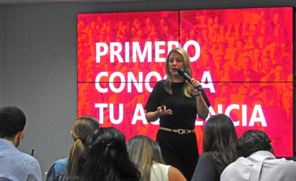 Caroline Schmitt Imagen 1 Charlas Motivacionales Latinoamérica