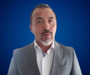 Oswaldo Vicente hablando sobre liderazgo.