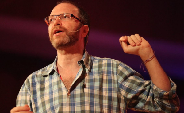 Diego Golombek hablando sobre ciencia y creatividad en una conferencia.