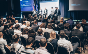 Evento corporativo con expertos en un panel de discusión, parte de los diferentes tipos de conferencias motivacionales para empresas y profesionales.