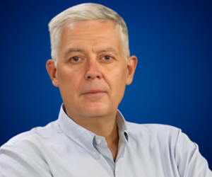 Necesito para esta imagen de (nombre conferencista) alt text, título, leyenda y descripción, todo en español (el nombre debe salir en todos los textos porque es la palabra clave a posicionar)