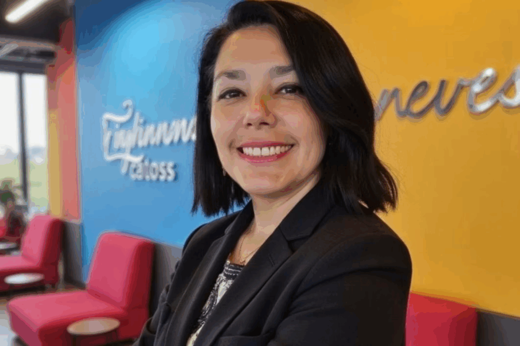 Patricia González en un entorno profesional moderno y colorido, proyectando liderazgo y cercanía.
