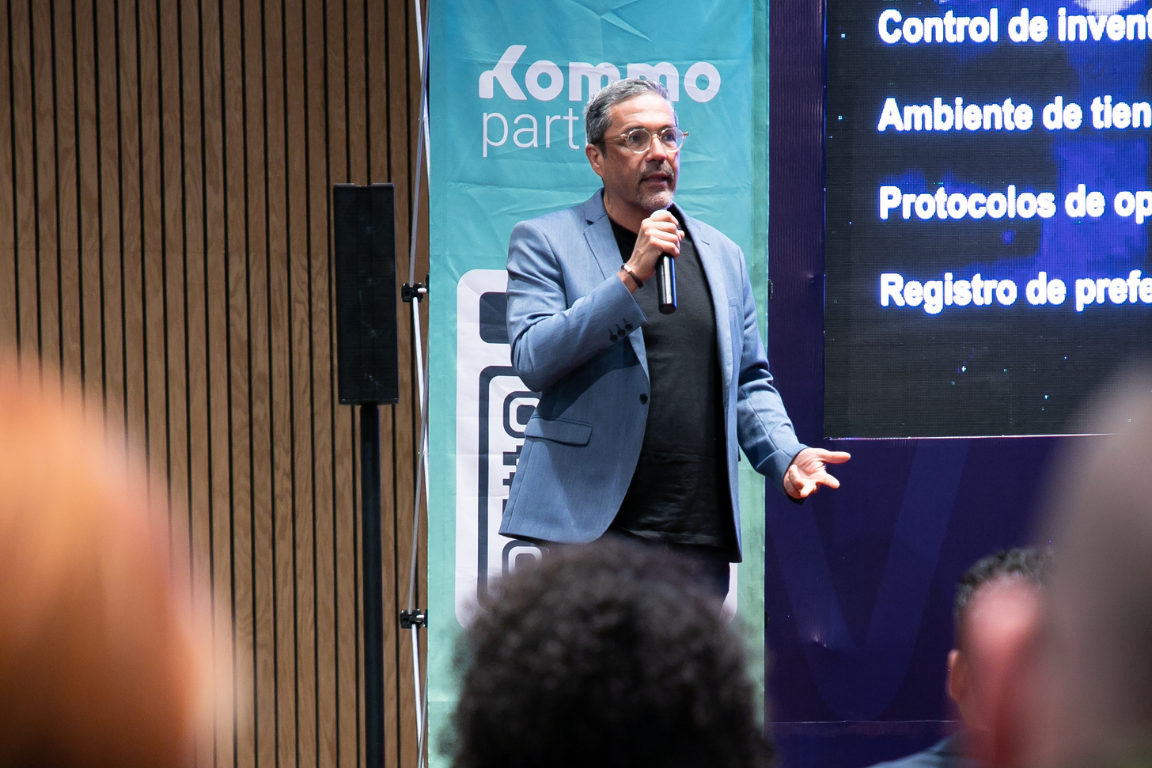 Jorge Saldívar dando una conferencia sobre innovación y transformación digital en retail