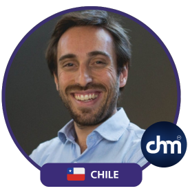 Daniel Tricarico sonriente, conferencista experto en innovación, impacto y sostenibilidad, representando a Chile en Charlas Motivacionales Latinoamérica.