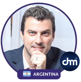Darío Rubinsztein, conferencista argentino, experto en economía, estrategia empresarial y gestión de PyMEs, sonriendo en primer plano.