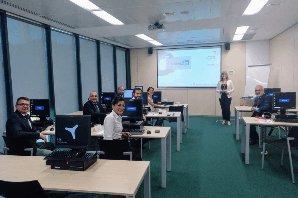 Celia Hil imparte formación presencial sobre LinkedIn estratégico para profesionales senior en una sesión práctica de empleabilidad y visibilidad digital.