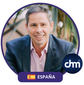 José Miguel Sánchez sonriendo, psicólogo de alto rendimiento y conferencista internacional de España, experto en liderazgo y desarrollo personal.
