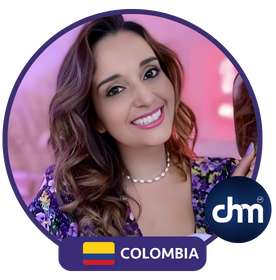 María Luisa Torres Pulido sonriendo en primer plano, conferencista internacional de Colombia experta en empoderamiento femenino y liderazgo.