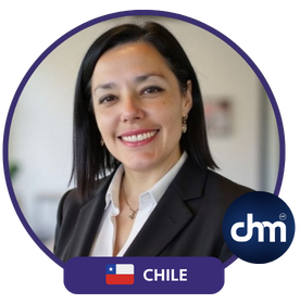 Patricia González, conferencista internacional y experta en liderazgo empático, sonríe frente a cámara con fondo corporativo.