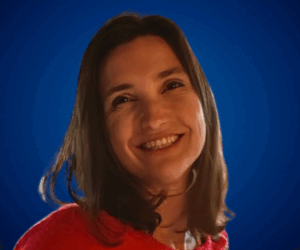 Melina Serra sonriendo con fondo azul profesional.
