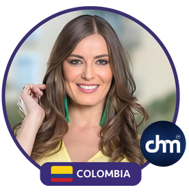 Fotografía de Catalina Serna con marco digital de Charlas Motivacionales Latinoamérica, junto a la bandera de Colombia y fondo difuminado.