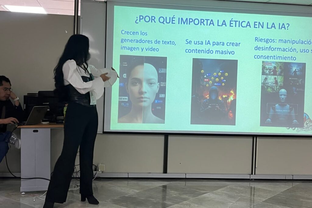 Fotografía de Brenda Caballero exponiendo sobre ética en la inteligencia artificial, con diapositiva que muestra riesgos y usos de la IA en texto, imagen y video.