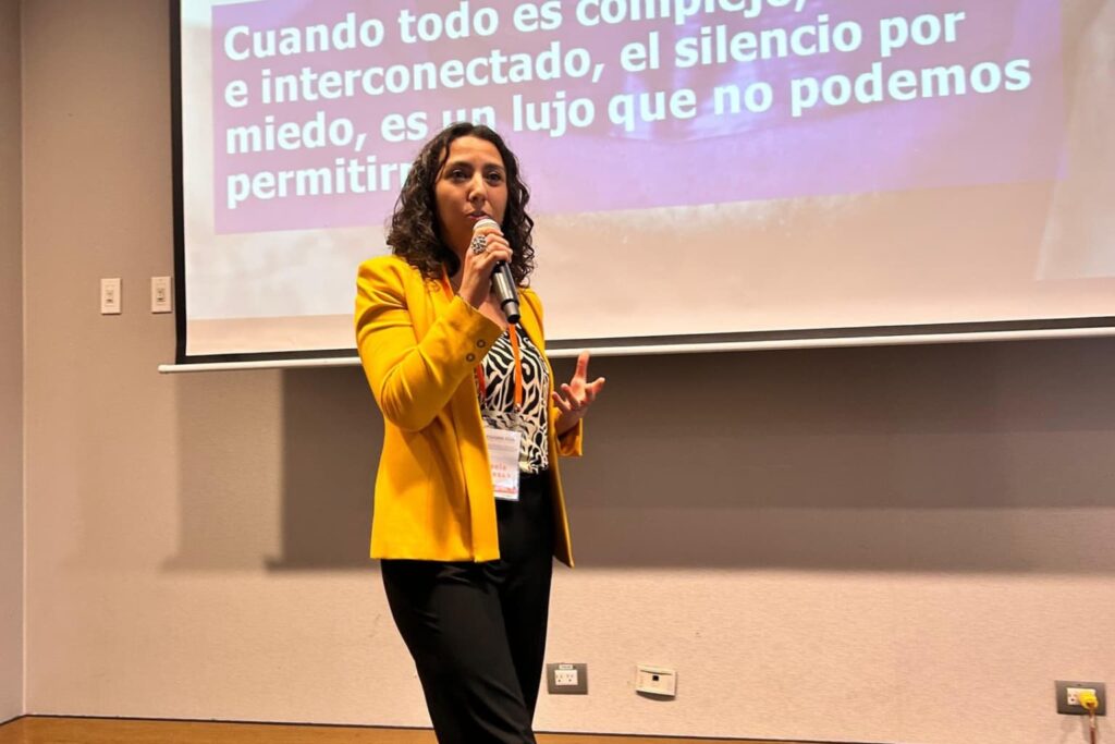 ¿Qué pasa cuando las conversaciones se quedan en la superficie y el miedo a disentir bloquea la innovación? Paola propone una Conexión Radical: un viaje para pasar de la superficialidad a la transformación. Con ejemplos cotidianos y visión sobre el futuro del trabajo, muestra cómo la autenticidad y la vulnerabilidad impulsan la creatividad genuina. Esta charla inspira a crear culturas donde las ideas fluyen, los errores son aprendizajes y la verdad se convierte en motor de alto desempeño. Una experiencia expansiva para equipos que se atreven a ser reales y a ir más allá de lo evidente.
