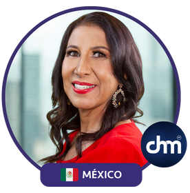 Fotografía de María Antonieta Alcalá con vestido rojo y fondo urbano, mostrando una sonrisa cálida y profesional con el logotipo de CHM.