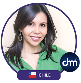 Fotografía de Pamela Lagos, conferencista de Chile, con blusa verde y expresión cálida, enmarcada con el logotipo de CHM.
